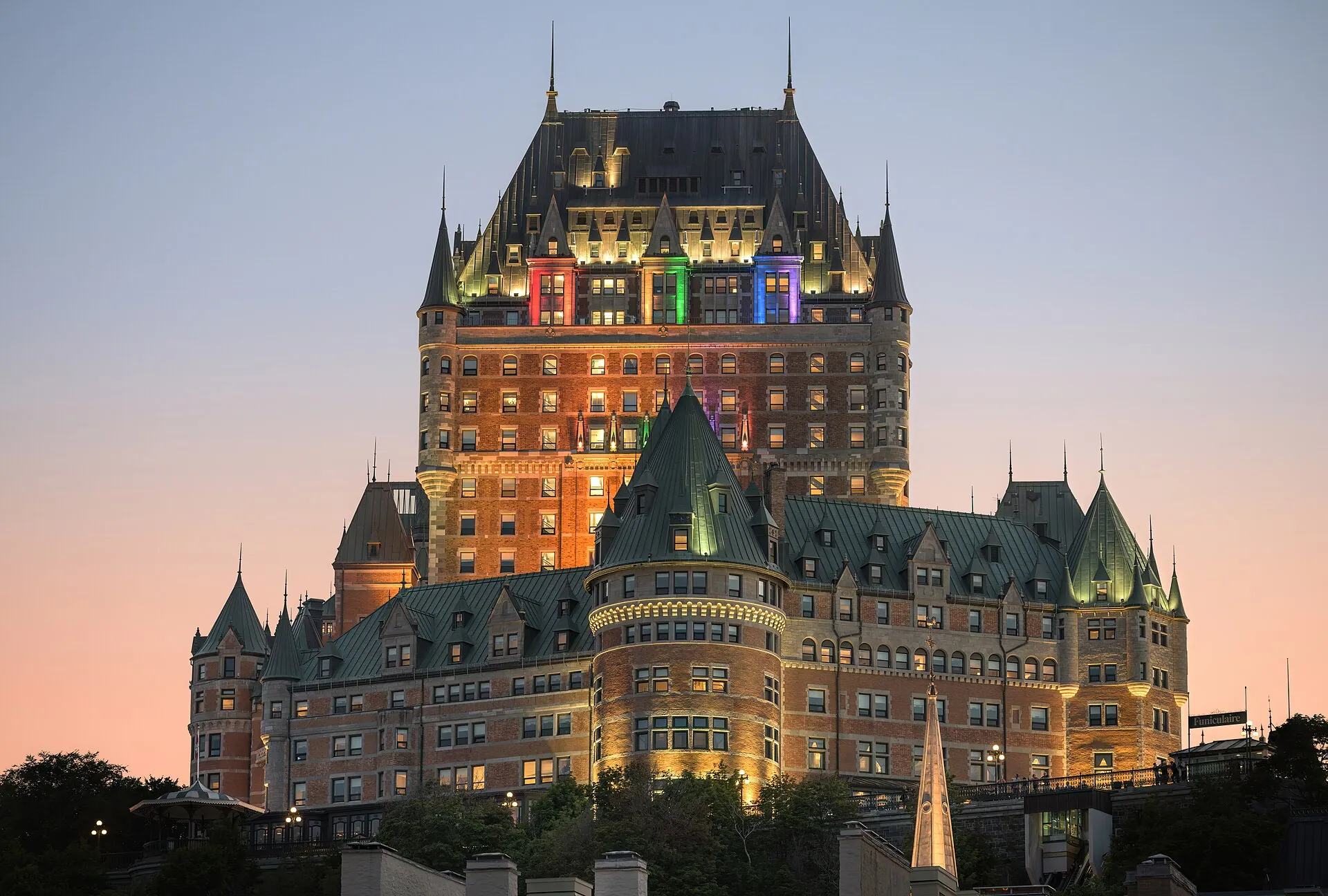 Le Château Frontenac de Québec au crépuscule